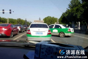 两出租车司机在济源大道上堵车打架