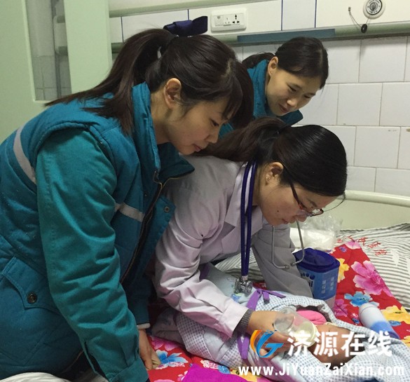女婴出生一周后被弃207国道 众多好心人争相希望将其收养
