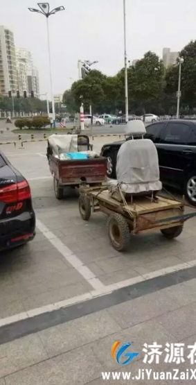 济源时代广场现惊天“神车”