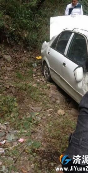 王屋山景区索道下方，一辆私家车开进山沟