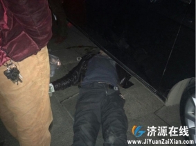 建业步行街门口一醉汉钻在车底