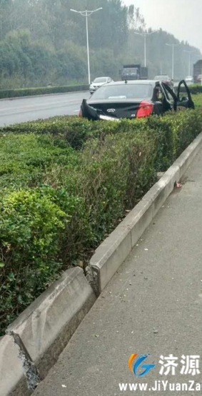 北环路一辆奇瑞E3飞进花池中