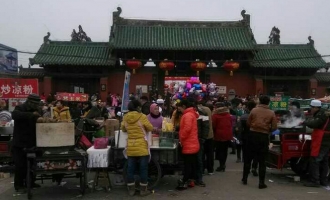 济渎大街两边扯上几根长布条竟成收费停车场