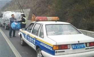 货车掉下约2万元货物 济源路政人员追赶归还