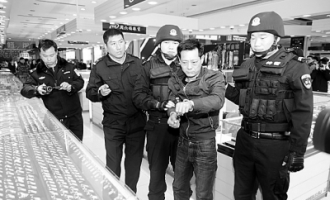 济源一年近4旬男子想通过偷盗改变命运 夜盗金店宾馆被抓
