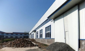 济源市玉泉工业园区一家公司因内部纠纷引发堵门摆花圈