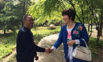 济源游客洛阳赏花包丢了 清洁工捡到送还获称赞