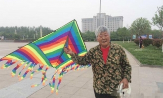 世纪广场一老人放“夜光”风筝引市民围观