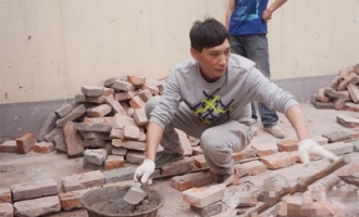 纸厂家属院一居民自掏腰包 为小区安装健身器材