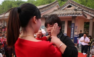 济源千余子女母亲节黄河畔吻妈妈 令人动容