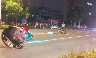 济源两男子酒后驾摩托撞上移动式红绿灯 一人死亡