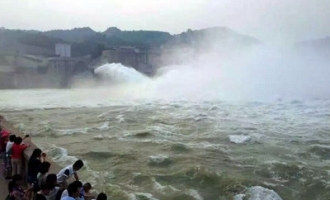 济源小浪底调水调沙游客爆满 车辆景区门口堵三公里