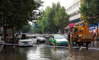 暴雨再袭济源市 半小时内一堵墙被吹倒 三辆车被砸