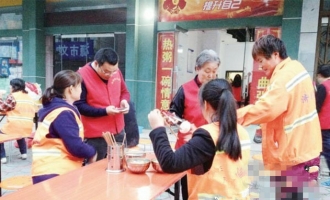 济源钟楼街多了一家爱心粥铺，免费为环卫工人、老人和学生提供早餐 ...