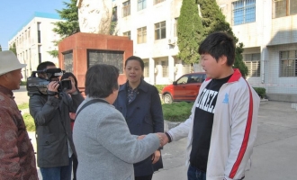 济源好人：老人摔倒后 北海中学学生挺身相助