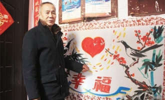济源六旬老人巧用艺术“遮丑” 作墙壁画美化小区楼道