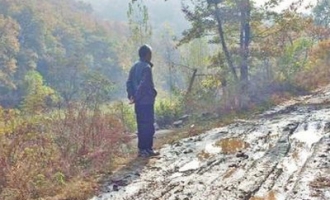 济源不足3公里土路泥泞不堪 八旬老人含泪诉苦