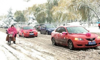 大雪天济源出租车趁雪打劫 私家车免费送人