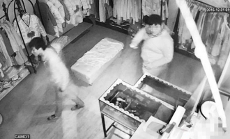 济源一夜之间十余家店铺被盗 一胖一瘦俩窃贼专挑玻璃门下手 ...