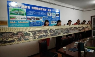济源80后“妹纸”巧手剪出8米《清明上河图》！