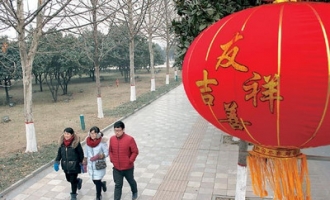 济源3300余个大红灯笼高高挂 传递社会主义核心价值观