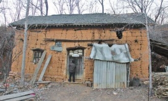 父母住不惯镇上楼房 济源男子收拾山中老屋过大年