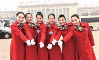 济源大学生服务全国“两会” 一身“中国红”十分抢眼