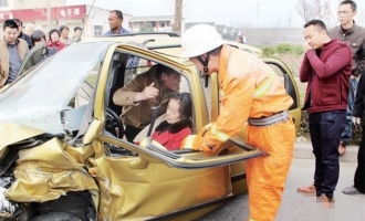 济源1家4口回家途中遭遇车祸 车体变形受损严重