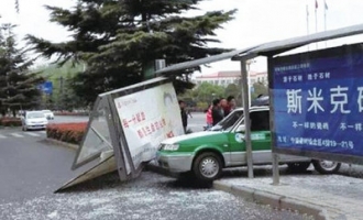 济源出租车“任性”变道 撞毁公交站牌