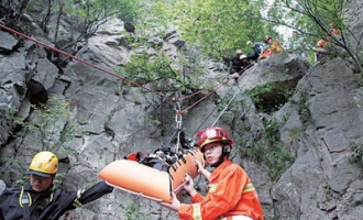 济源六旬老人上山采草药不慎摔落崖壁