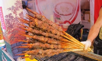 济源男童街头吃大肉串中毒 呼吸急促指甲变青紫色