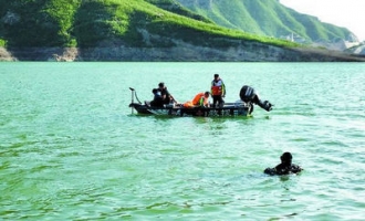 济源失事直升机两名遇难者遗体打捞出水