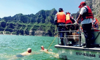 济源失事直升机两名遇难者遗体打捞出水