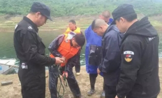 济源小浪底水库大峪湾渔船被风吹翻，一妇女落水生死未卜