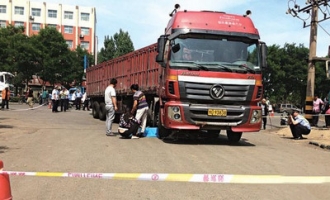 济源西环路大货车卷倒电动车酿惨剧