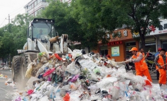 济源环卫出动310名环卫工人清理小满会后垃圾