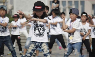 济源市250余名街舞小达人参加“乐舞童年 百人快闪”活动