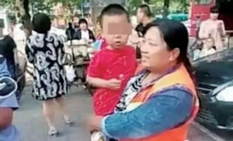 济源环卫工“捡”了个孩子  警察帮忙找到家