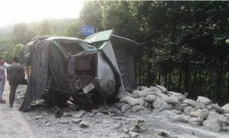济源一水泥车与矿渣车相撞 一司机经抢救无效身亡