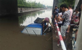 昨日突降暴雨 柿槟铁路桥一辆轿车被淹