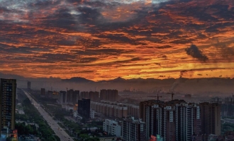 济源市天空彩云纷飞，晚霞如锦，宛若“海市蜃楼”
