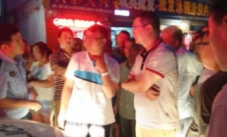济源南街一未成年人动手打人 高呼我叔是XX局局长