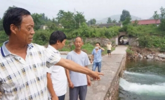 济源卫河数十村民，勇救四名溺水者