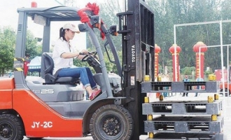 济源女司机开叉车10年获2次冠军 身高1米7皮肤白净