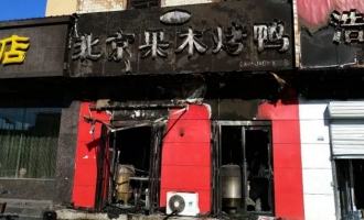 济源烤鸭店起火黑烟滚滚 火势一度蔓延到2楼