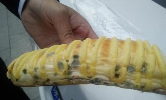 济源市民在面包房买面包 刚两天就长了绿毛