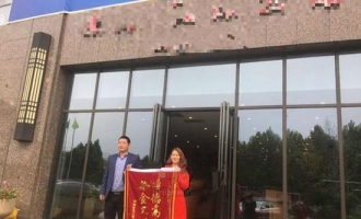 济源女子ATM机取钱，卡还没插进钞票哗哗往外吐！