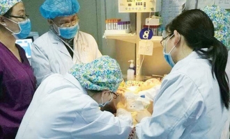 济源一刚出生半小时的男婴 被遗弃在垃圾桶中
