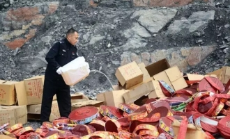 济源市牛王滩集中销毁1407箱非法烟花爆竹