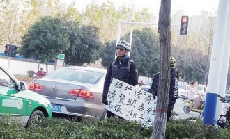 “落难”骑行者济源街头乞讨 警方提醒：多为骗子